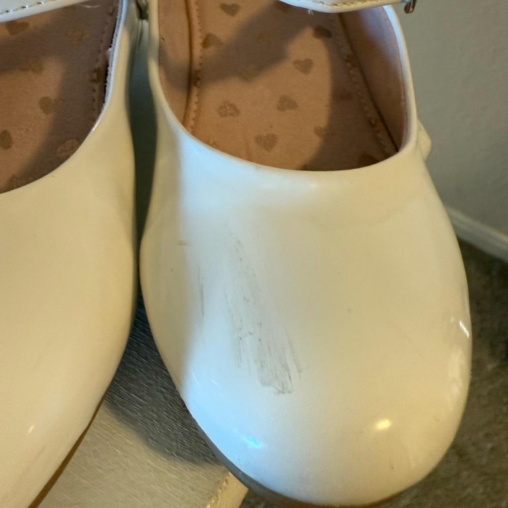 SO Girls White  Mary Jane Shoes. Girls Size 1. - Picture 5 of 10